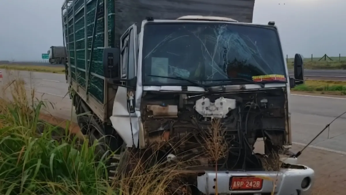 Caminhão com placas de Catanduvas se envolve em acidente na BR-163, em Cascavel Caminhão com placas de Catanduvas se envolve em acidente na BR-163, em Cascavel