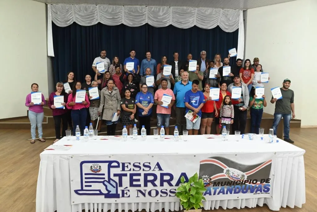 REURB “Essa Terra é Nossa” segue transformando Catanduvas com entrega de mais 23 matrículas e novas etapas a caminho. Já são 400 matrículas entregues até o momento!
