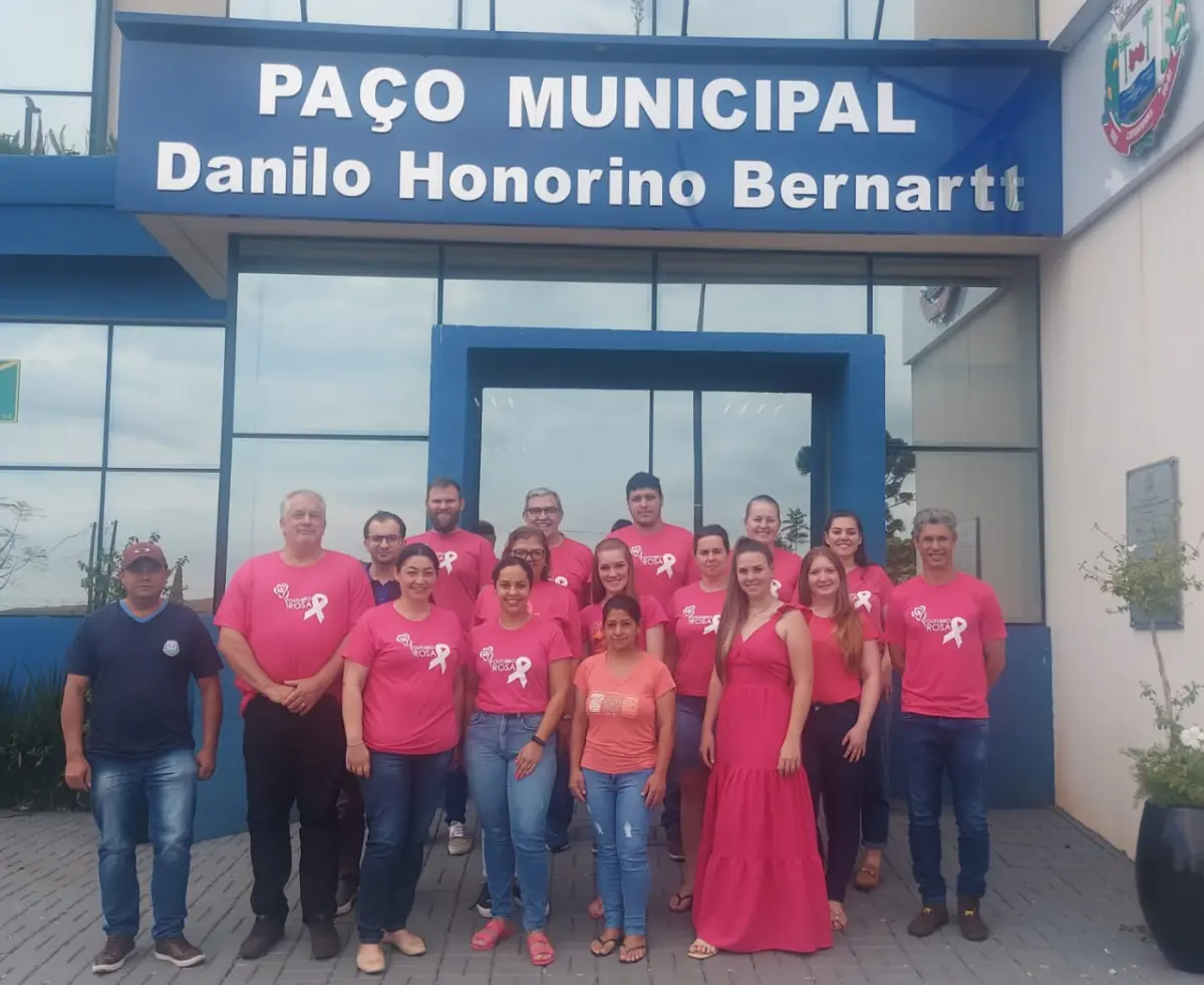 Funcionários da prefeitura de Catanduvas se vestem de rosa em apoio à luta contra o câncer de mama