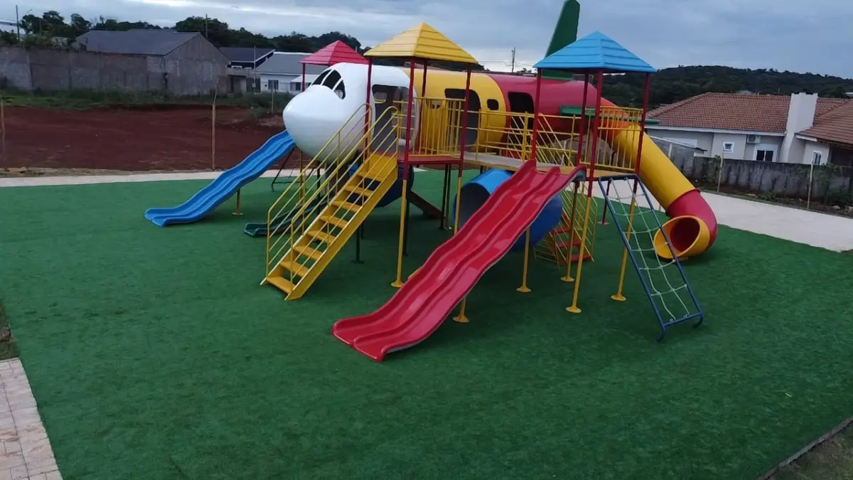 TRÊS NOVOS PLAYGROUNDS EM FORMATO DE AVIÃO FORAM INSTALADOS NO MUNICÍPIO DE CATANDUVAS