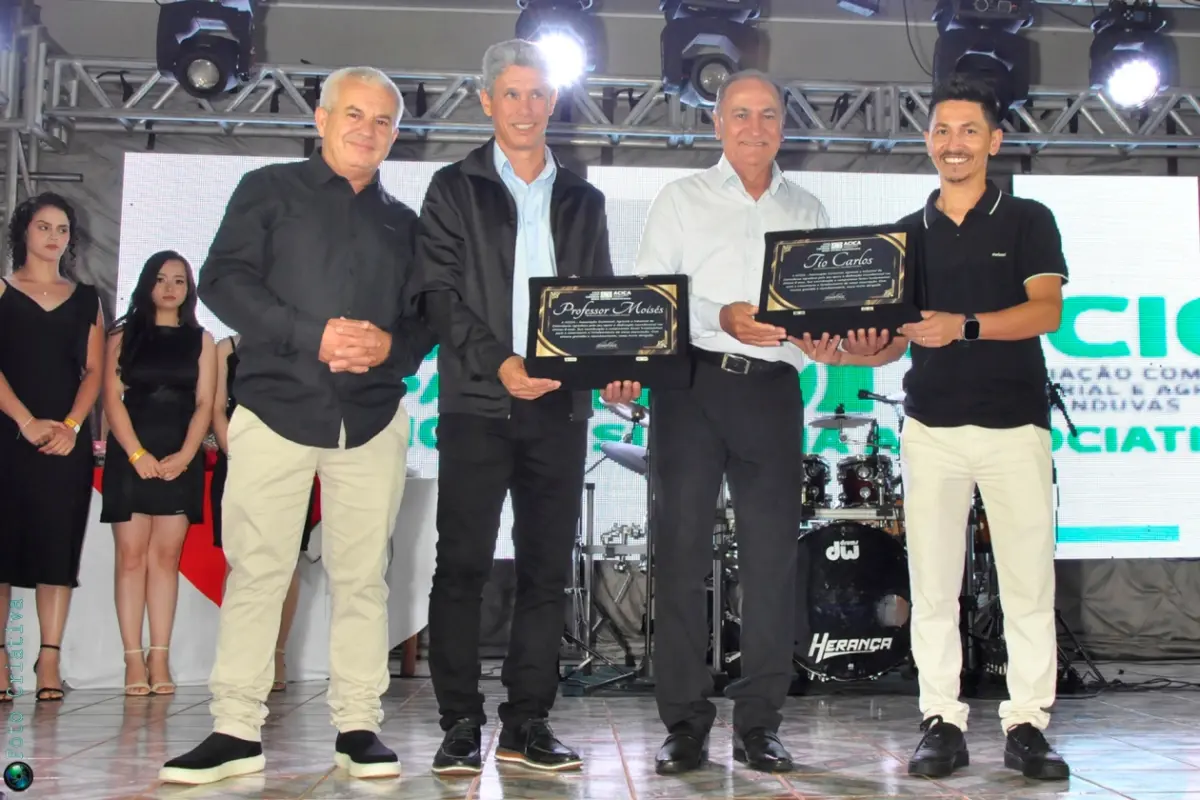 Prefeito Professor Moisés e vice-prefeito Tio Carlos são homenageados pela ACICA durante evento de premiação