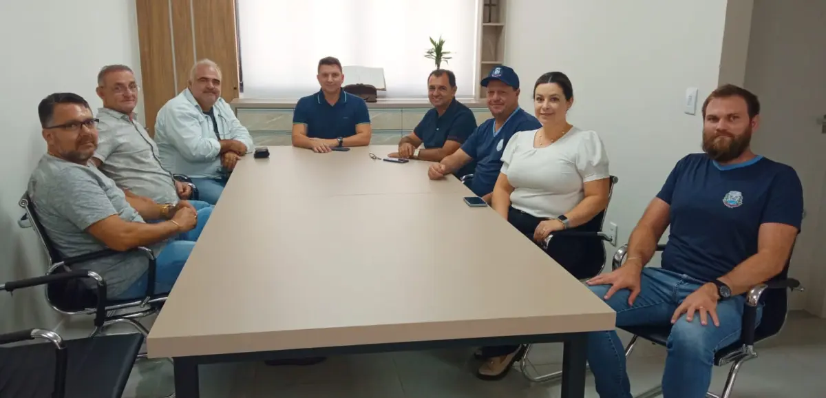 Prefeito Ademar se reúne com Superintendente do DER e Assessor da Casa Civil para buscar soluções para alagamentos na Vila Santa Cruz em dias de forte chuva.