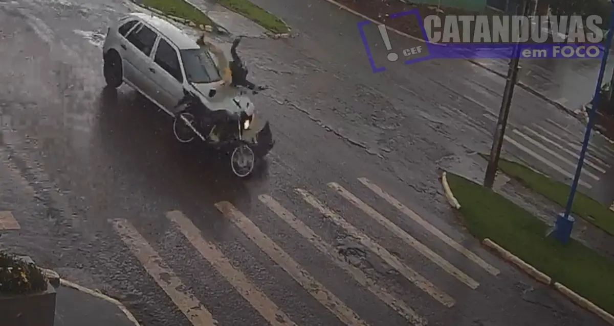 Vídeo: Acidente entre motocicleta e veículo é registrado no bairro Alto Alegre, em Catanduvas. SAMU foi acionado
