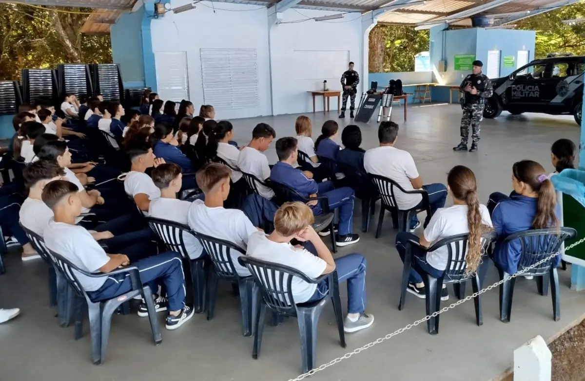 Turmas do Colégio Cívico-Militar Doutor João Ferreira Neves participam de palestra com a equipe de Operações com Cães do Pelotão de Choque do 6º BPM