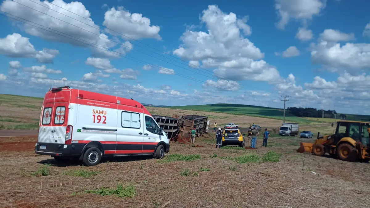 Caminhão tomba na estrada que liga Catanduvas ao Distrito de Ibiracema; SAMU é acionado para prestar atendimento