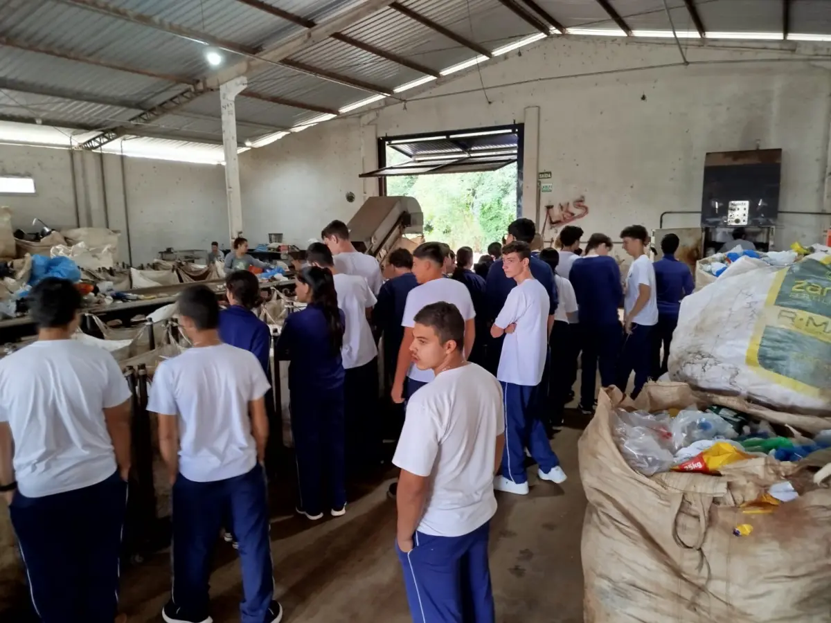 Alunos do Colégio Cívico Militar Visitam Unidade de Valorização de Recicláveis em Catanduvas