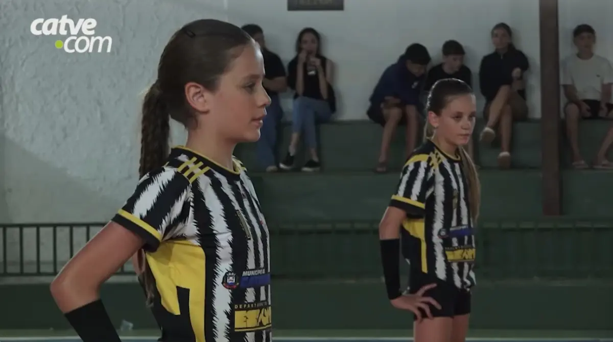 Irmãs gêmeas de Catanduvas chamam atenção nos Jogos Escolares do Paraná Irmãs gêmeas de Catanduvas chamam atenção nos Jogos Escolares do Paraná