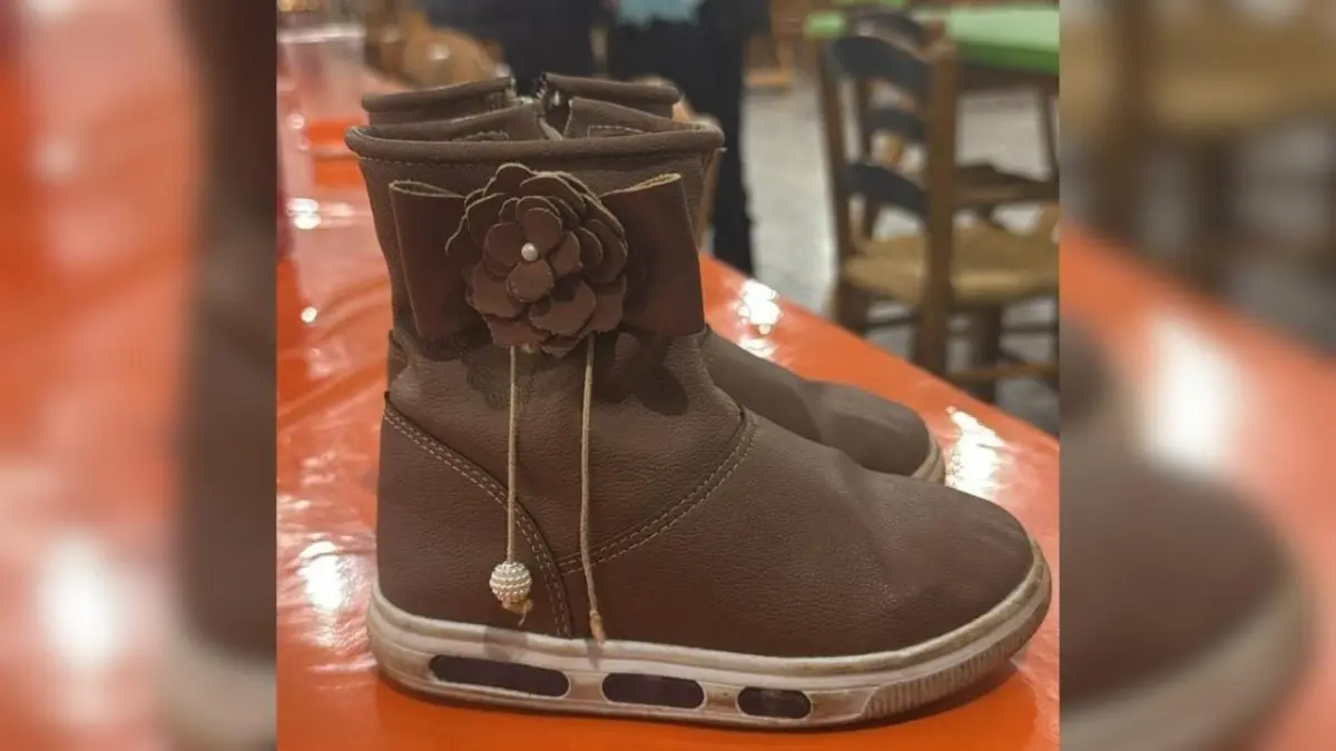 Calçado infantil é esquecido no jantar da Escola Feducat e aguarda retirada