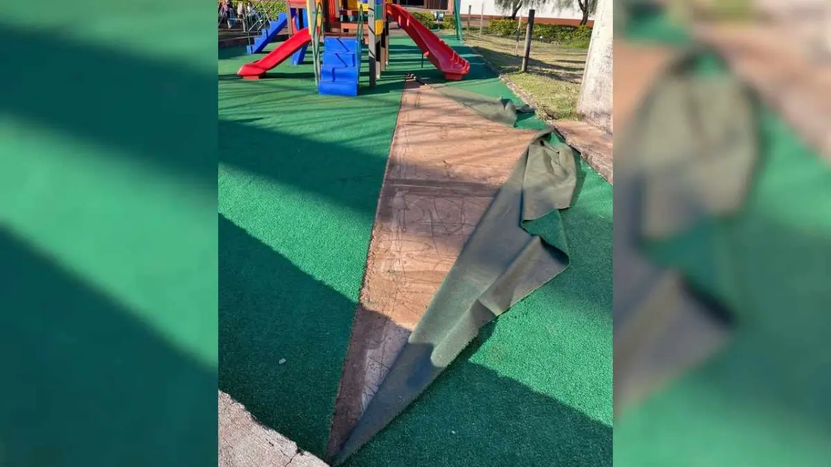 Playground ao lado do Lago Municipal Novo Milênio também tem parte da grama sintética arrancada