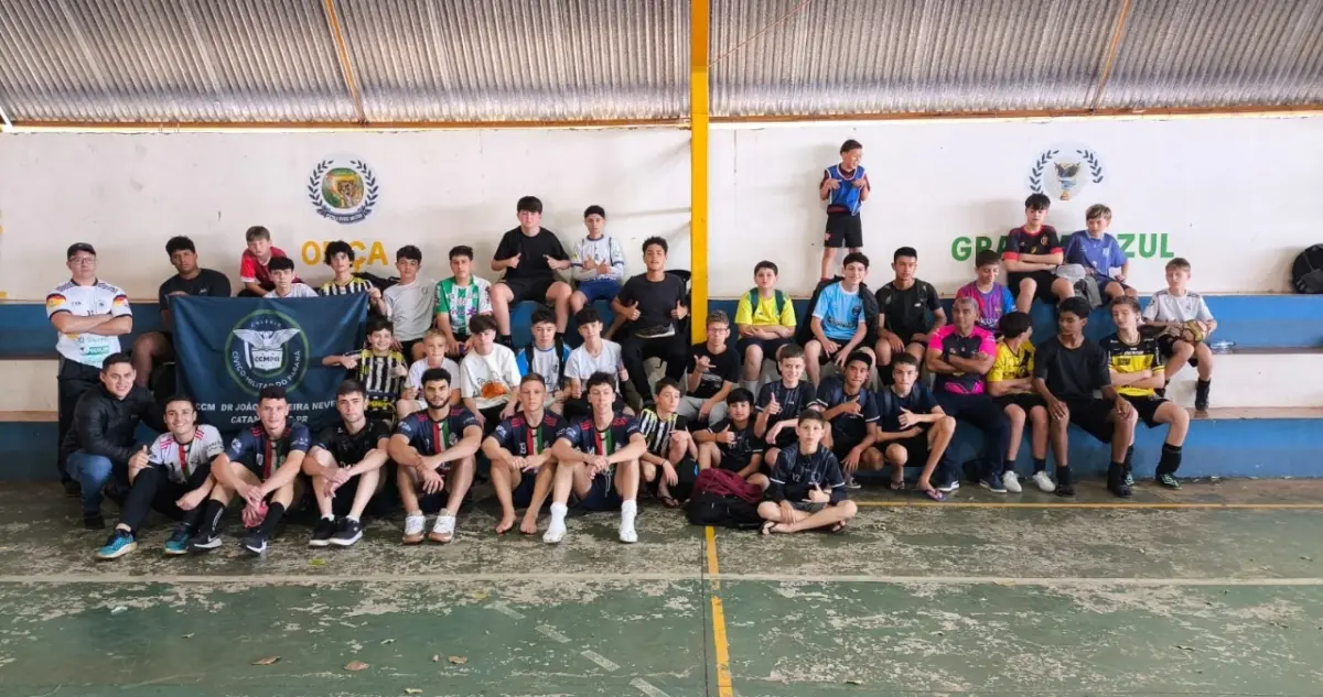Alunos do CCM Dr João Ferreira Neves disputam amistosos de futsal em Cascavel