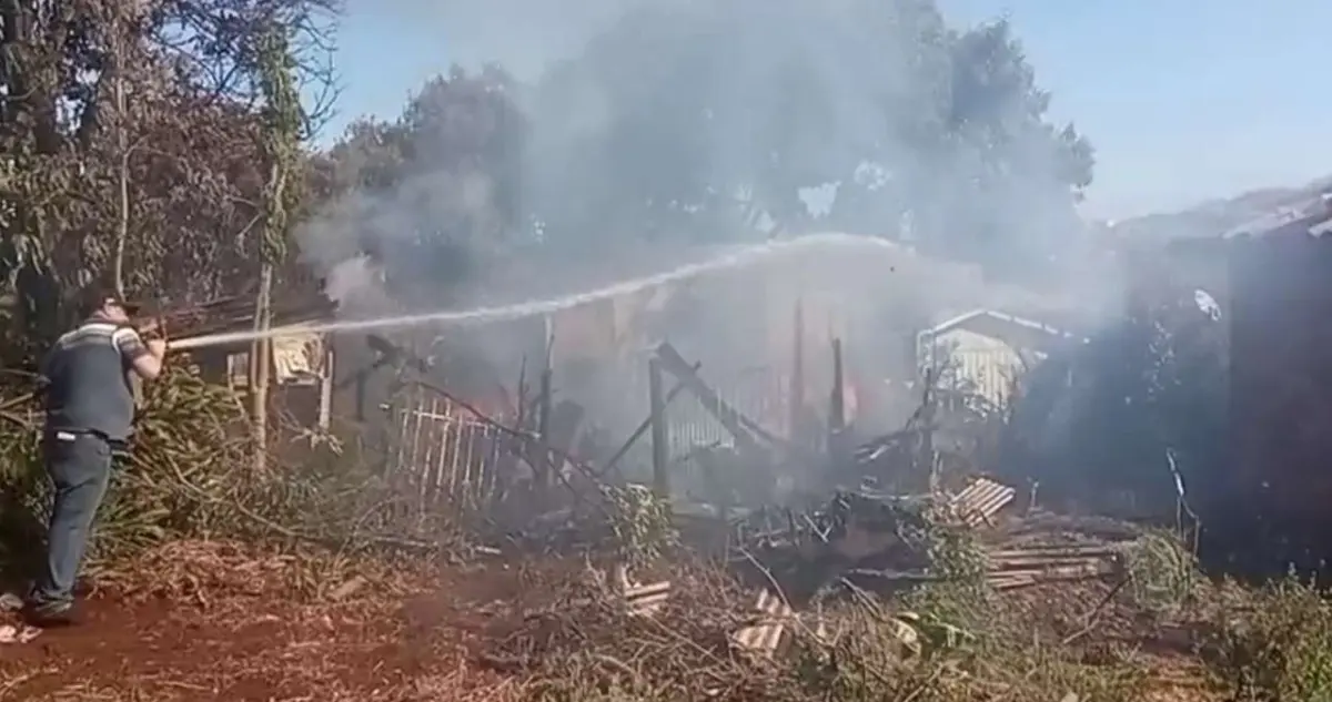 Incêndio destrói residência na Rua Duque de Caxias, em Catanduvas
