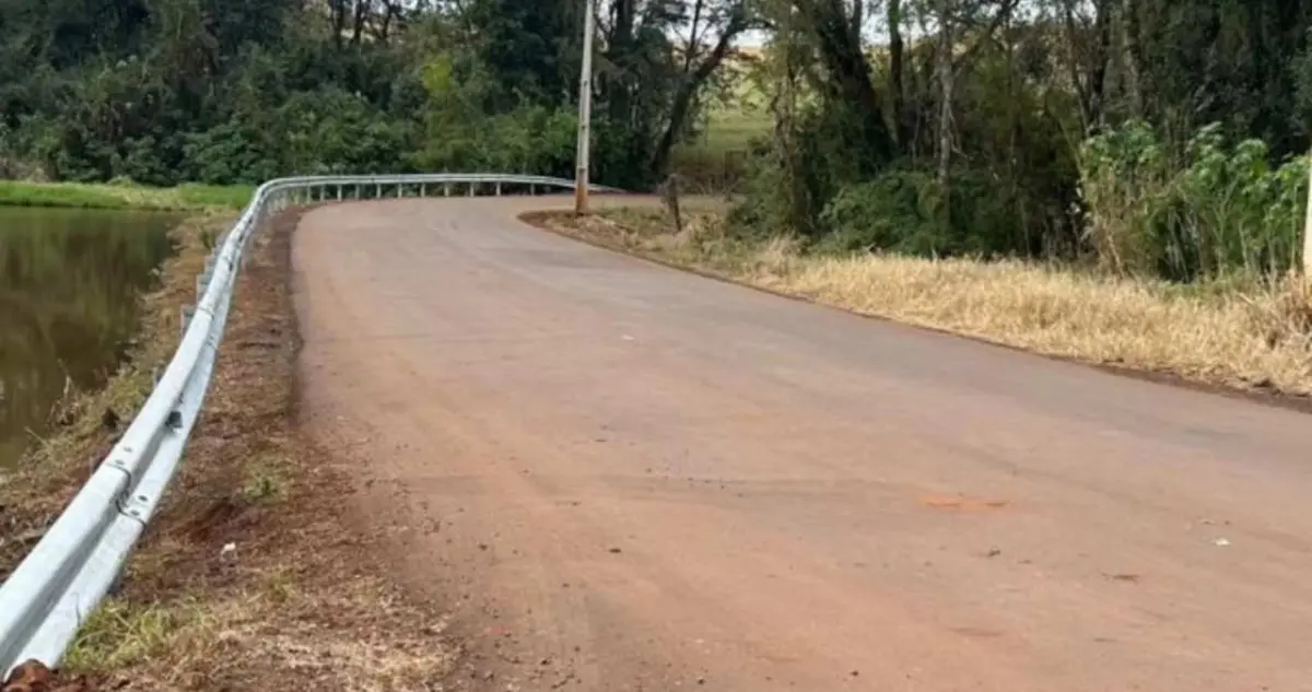 Governo Municipal de Catanduvas instala defensa metálica na saída da Av. dos Pioneiros para aumentar segurança no trânsito