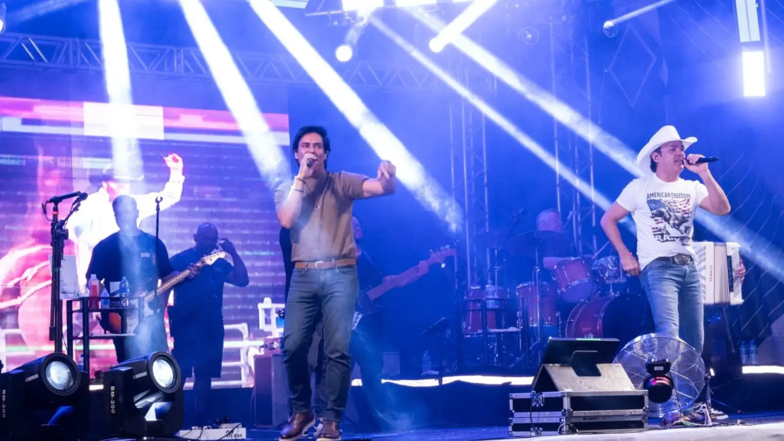 Guilherme e Santiago arrastam multidão e transformam o Lago de Catanduvas em uma grande festa