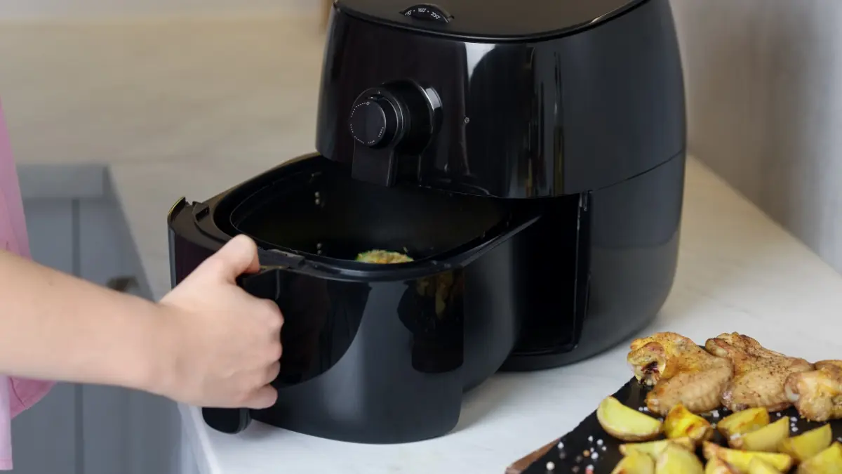 Como fazer a limpeza correta da airfryer e manter a antiaderência Como fazer a limpeza correta da airfryer e manter a antiaderência