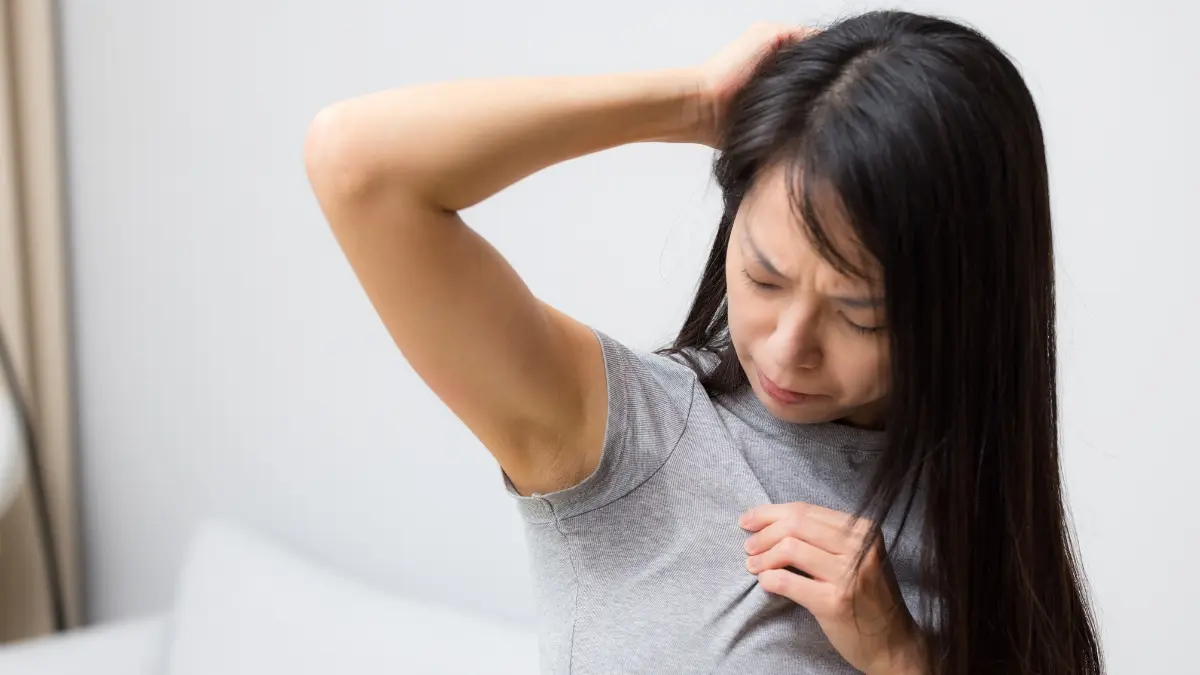 Dermatologistas explicam por que o estresse deixa o suor mais forte Dermatologistas explicam por que o estresse deixa o suor mais forte