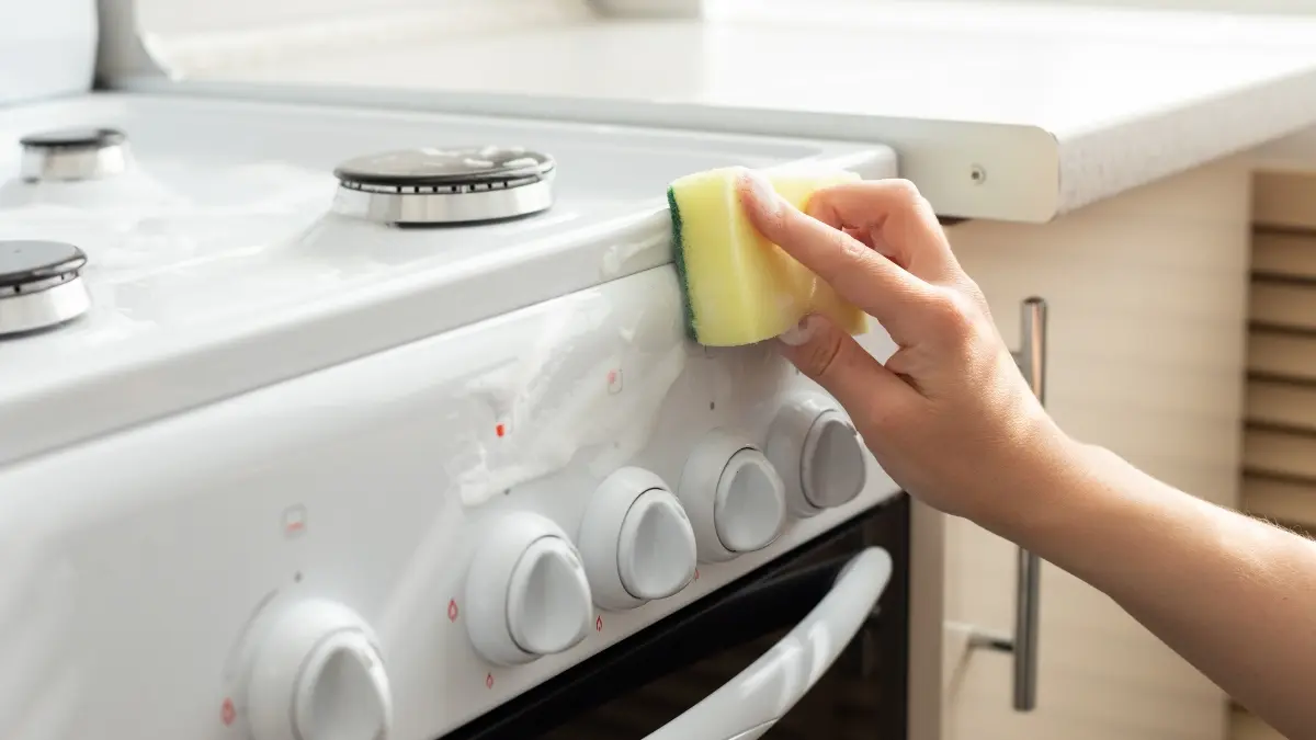 Mistura de bicarbonato e vinagre substitui desengordurantes caros na limpeza do forno Mistura de bicarbonato e vinagre substitui desengordurantes caros na limpeza do forno