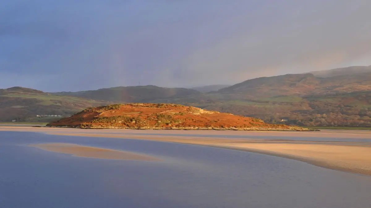 Ilha galesa entra no mercado pelo preço de um apartamento mas esconde armadilhas financeiras Ilha galesa entra no mercado pelo preço de um apartamento mas esconde armadilhas financeiras