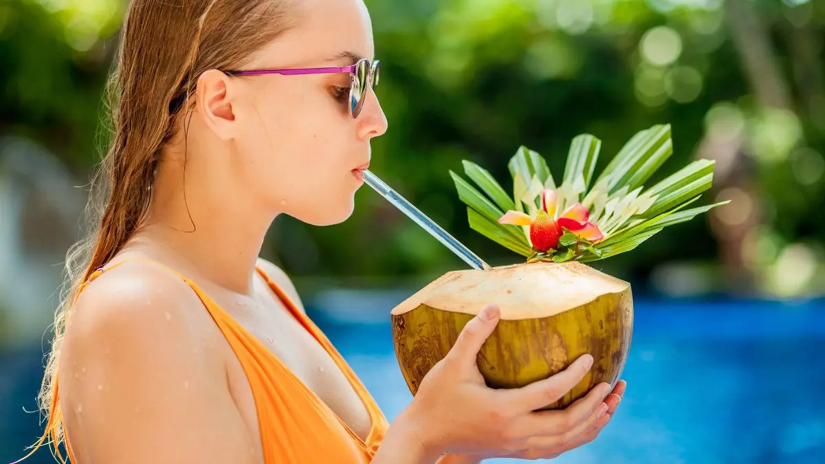 Quantidade ideal de água de coco por dia garante benefícios à saúde Quantidade ideal de água de coco por dia garante benefícios à saúde