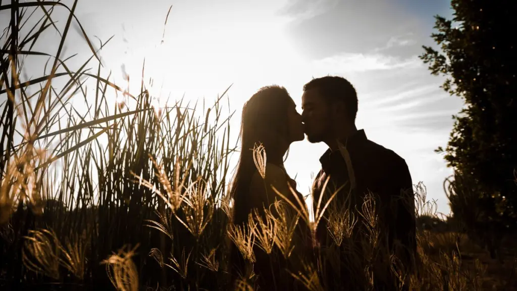 Especialistas explicam como o hábito de beijar pode influenciar o equilíbrio do organismo