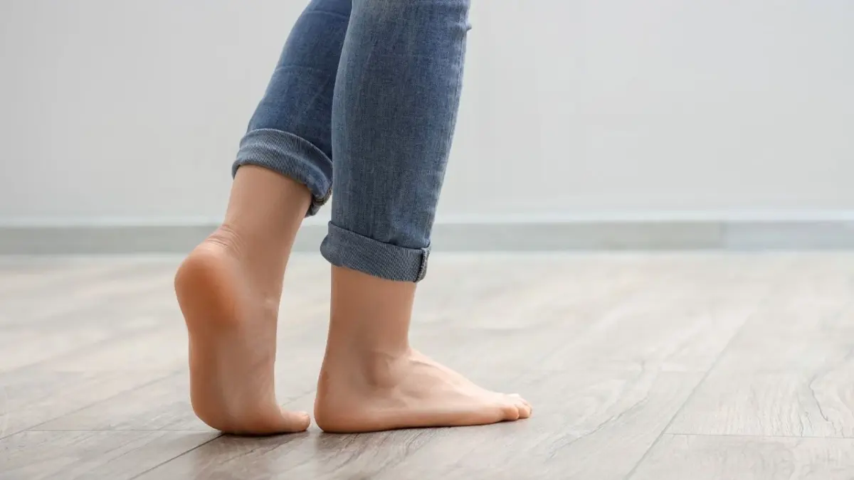 Andar descalço em casa pode causar danos graves para a saúde dos pés segundo especialistas Andar descalço em casa pode causar danos graves para a saúde dos pés segundo especialistas