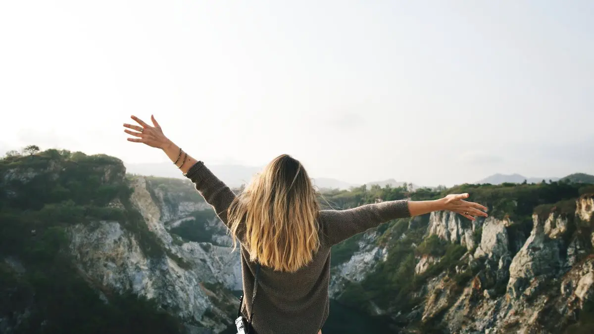 Ciência revela que micro-hábitos de segundos reprogramam o cérebro para felicidade Ciência revela que micro-hábitos de segundos reprogramam o cérebro para felicidade