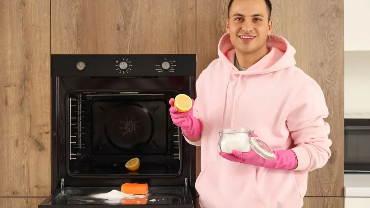 Bicarbonato de sódio elimina gordura incrustada do forno de forma imediata Bicarbonato de sódio elimina gordura incrustada do forno de forma imediata