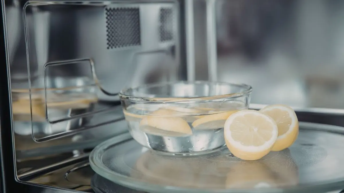 Limpeza do micro-ondas com vinagre e limão elimina gordura e bactérias Limpeza do micro-ondas com vinagre e limão elimina gordura e bactérias