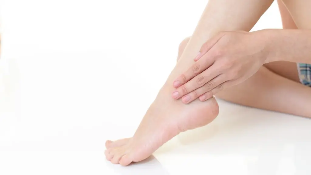 Mistura de vinagre e sal para os pés ganha destaque entre especialistas por seus benefícios práticos