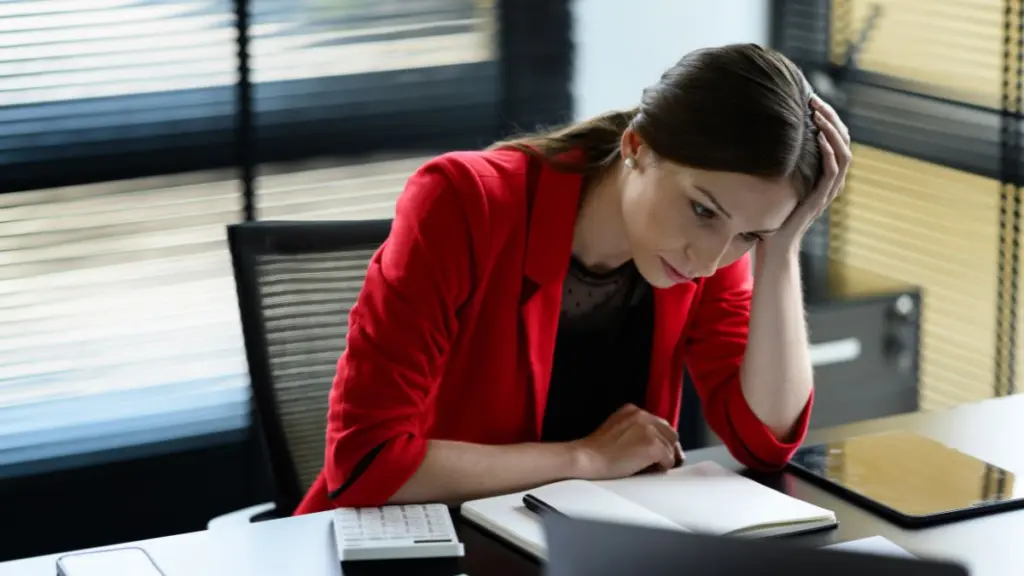 Especialistas explicam como o cansaço mental pode ser refletido diretamente na aparência do rosto