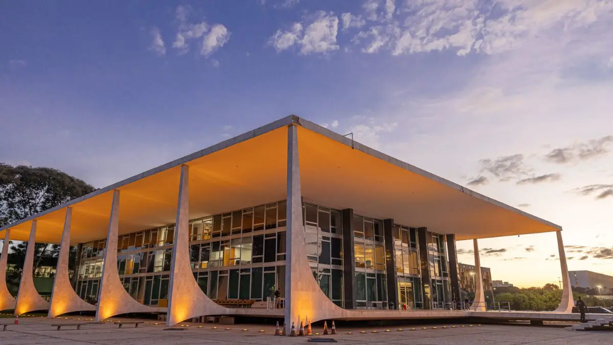 As conexões entre grandes bancos e escritórios de familiares de ministros do STF As conexões entre grandes bancos e escritórios de familiares de ministros do STF