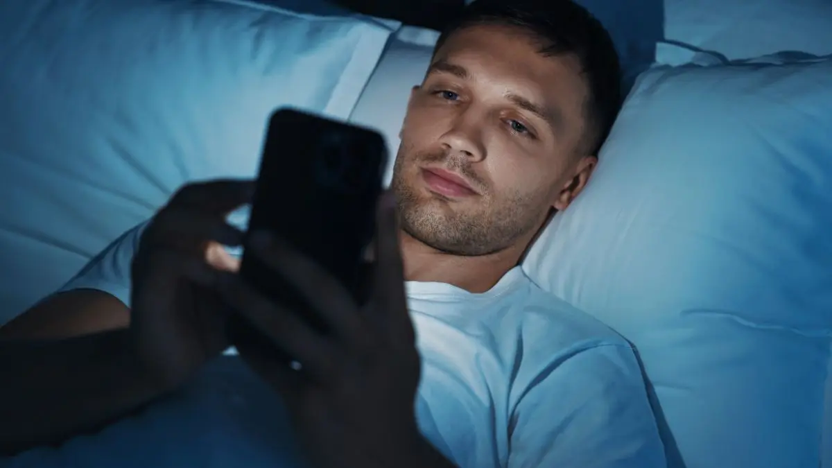 Uso excessivo de celular altera química cerebral e reduz produção de melatonina em até 85% Uso excessivo de celular altera química cerebral e reduz produção de melatonina em até 85%