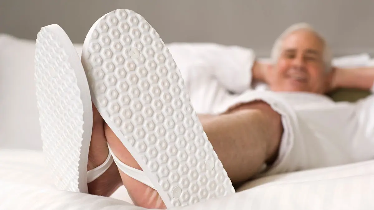 Homens que usam chinelos constantemente revelam traços de personalidade focados em autenticidade e desapego Homens que usam chinelos constantemente revelam traços de personalidade focados em autenticidade e desapego