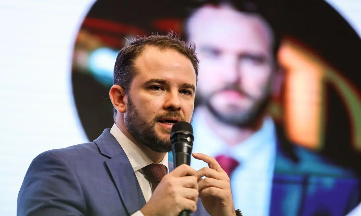 Durigan anuncia medidas alternativas caso ICMS do diesel não avance, com foco em evitar alta de preços para caminhoneiros Durigan anuncia medidas alternativas caso ICMS do diesel não avance, com foco em evitar alta de preços para caminhoneiros