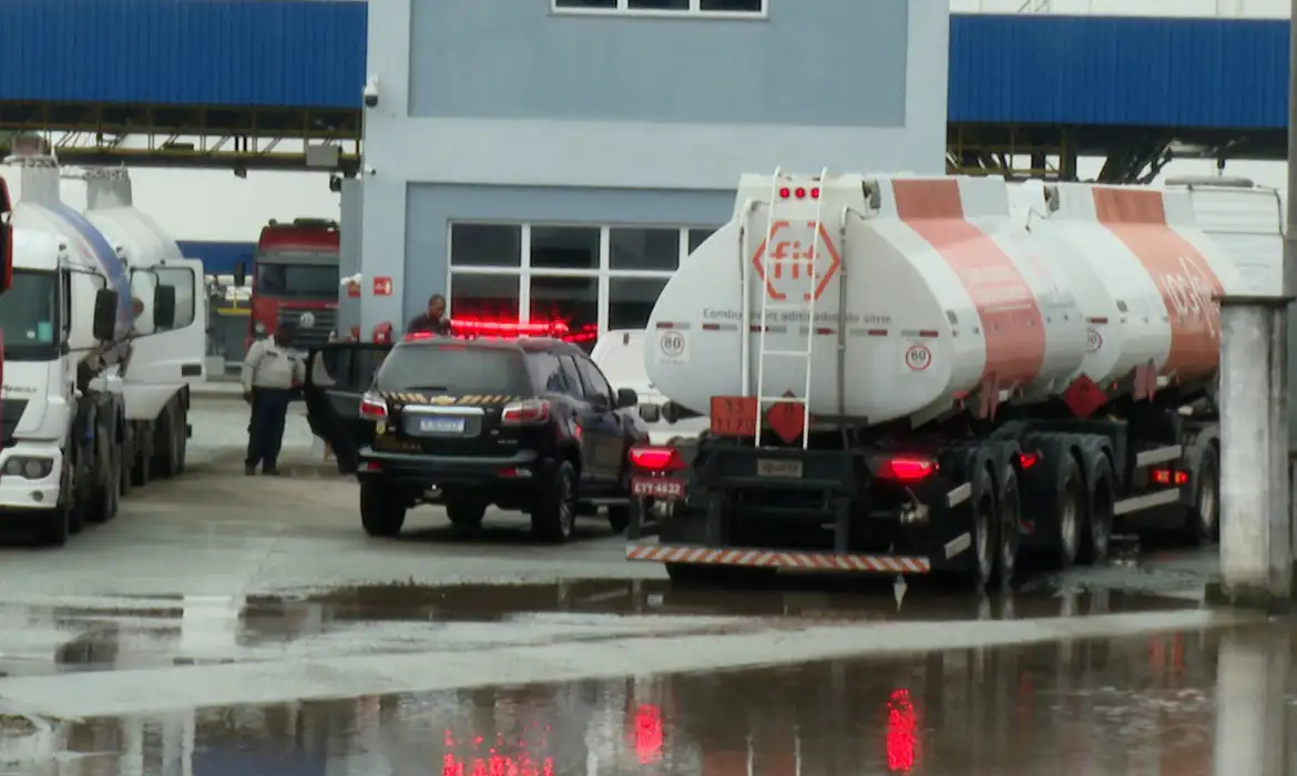 Governo Aumenta Fiscalização em 1.180 Postos de Combustíveis para Combater Aumento Abusivo e Cartéis Governo Aumenta Fiscalização em 1.180 Postos de Combustíveis para Combater Aumento Abusivo e Cartéis