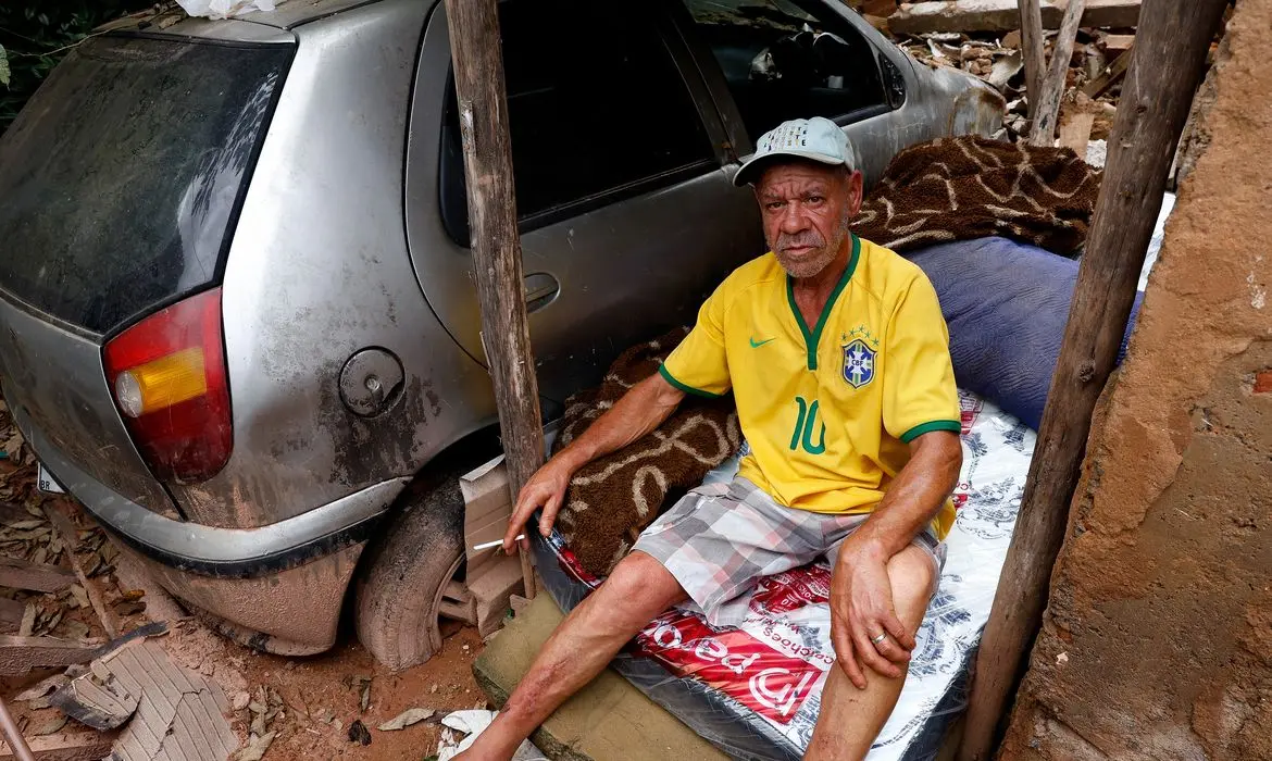 Juiz de Fora: Morador vive em escombros após lama destruir casa, sem ajuda e com saúde frágil Juiz de Fora: Morador vive em escombros após lama destruir casa, sem ajuda e com saúde frágil