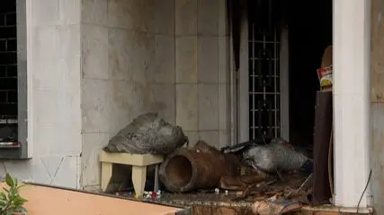 Idoso Acumulador Encontrado Morto em Casa em Chamas em Curitiba: Entulho Dificulta Resgate e Apagamento do Fogo Idoso Acumulador Encontrado Morto em Casa em Chamas em Curitiba: Entulho Dificulta Resgate e Apagamento do Fogo