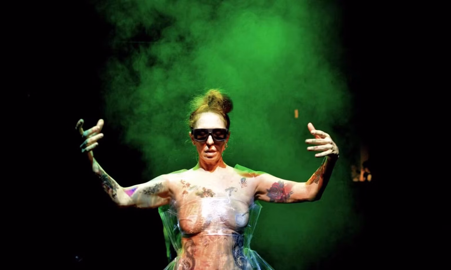 Figurino de Moda Vira Protagonista em Performance “Hiperfabulária Tropical” na Mostra Fringe do Festival de Curitiba Figurino de Moda Vira Protagonista em Performance "Hiperfabulária Tropical" na Mostra Fringe do Festival de Curitiba