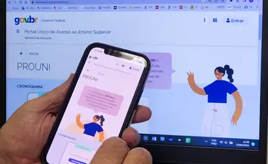Estudantes Ocupam Secretaria de Educação SP em Protesto por Mais Verbas e Fim das Escolas Cívico-Militares, PM Usa Spray de Pimenta Estudantes Ocupam Secretaria de Educação SP em Protesto por Mais Verbas e Fim das Escolas Cívico-Militares, PM Usa Spray de Pimenta