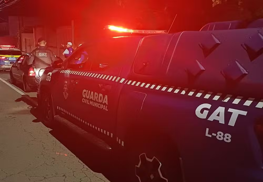 Foragido com Mandados por Homicídio e Tráfico se Rende à Guarda Municipal no PR ao Ver Viatura de Longe Foragido com Mandados por Homicídio e Tráfico se Rende à Guarda Municipal no PR ao Ver Viatura de Longe