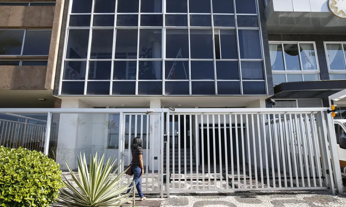 Guerra da Água no Rio: Condomínios Lutam Contra Cobrança Mínima que Dispara Despesas em Até 45% Guerra da Água no Rio: Condomínios Lutam Contra Cobrança Mínima que Dispara Despesas em Até 45%