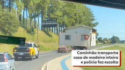 Casa de Madeira Inteira em Caminhão Viraliza no Paraná: Entenda a Escolta Policial e as Regras de Transporte Casa de Madeira Inteira em Caminhão Viraliza no Paraná: Entenda a Escolta Policial e as Regras de Transporte