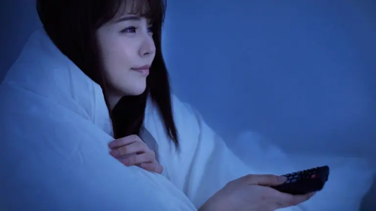 Dormir com a televisão ligada prejudica o cérebro e altera o metabolismo