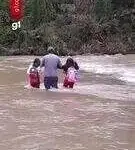 Rio virou “ponte” diária para crianças irem à escola no Paraná, pais relatam dificuldade: “Não tem ponte”