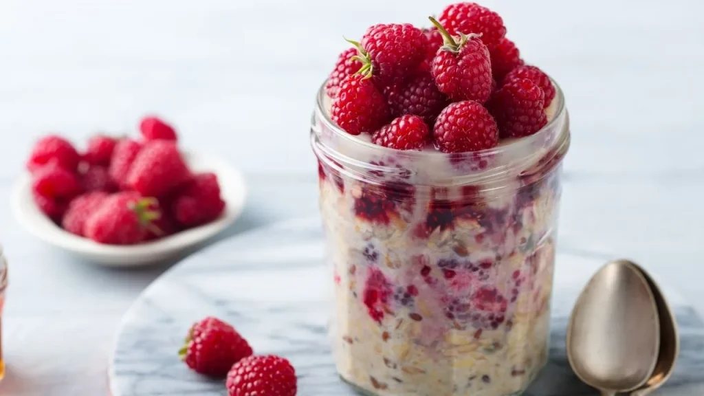 Sobremesa cheesecake de limão com framboesa muito saborosa
