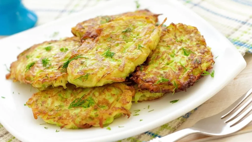 Panqueca de abobrinha chinesa vira um lanche incrível