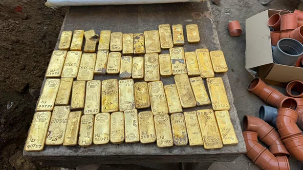 Barras e moedas de ouro encontradas por trabalhadores durante reforma de imóvel na Bélgica