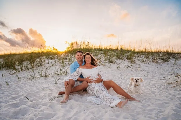 Candice Davis ao lado do marido durante ensaio fotográfico realizado na gravidez