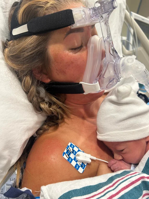 Candice Davis segurando o filho após o período de internação