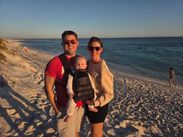 Candice Davis ao lado do marido e do filho após sua recuperação