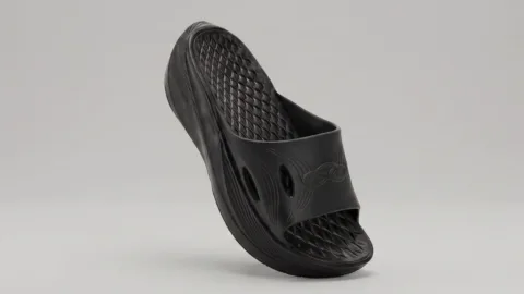 Eu corro vários quilômetros por semana e esse chinelo de recuperação em formato de nuvem aliviou minhas dores nos pés na mesma hora
